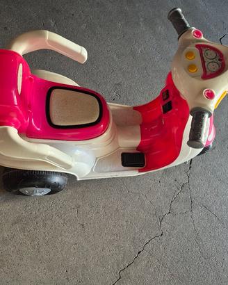 Moto cavalcabile elettrica per bambini.