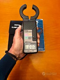 Pinza amperometro e tester elettronico