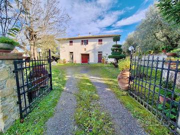 Rustico / Casale di 415 m² con più di 5 locali e b