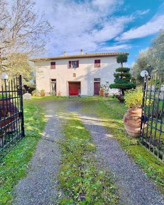 Rustico / Casale di 415 m² con più di 5 locali e b