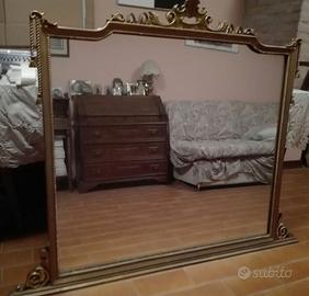 Specchio con cornice dorata