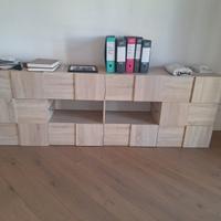 Mobile di legno con mensole in vetro