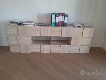 Mobile di legno con mensole in vetro