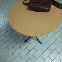 Tavolo con piedi in ferro