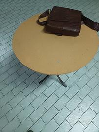 Tavolo con piedi in ferro