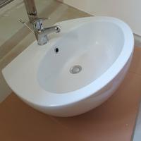 lavandino / lavabo da appoggio con rubinetto