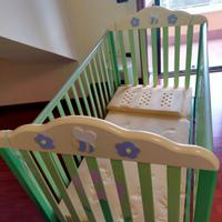 Lettino per neonati con armadietto coordinato