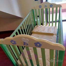 Lettino per neonati con armadietto coordinato