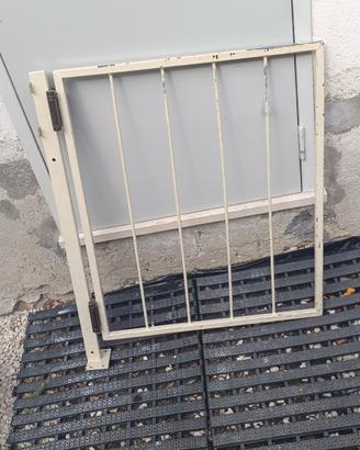 cancello in ferro con cerniera a molla doppia