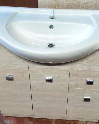 Mobile e specchio da bagno