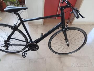 bicicletta ibrida con ruote tipo corsa 