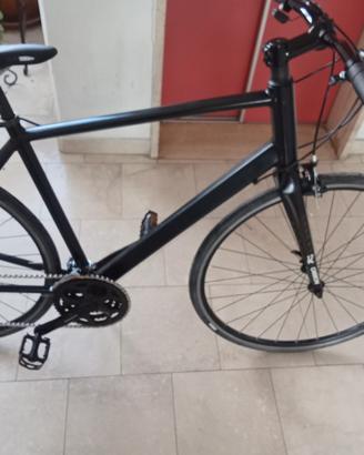 bicicletta ibrida con ruote tipo corsa 
