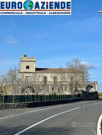 Casale nobiliare con 3 ettari di limoneto