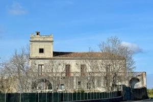 Casale nobiliare con 3 ettari di limoneto