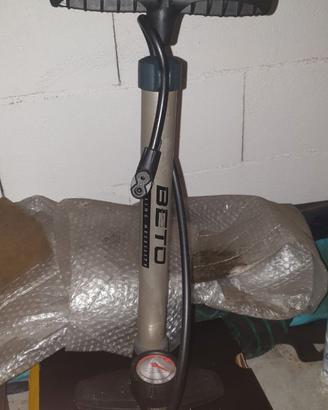 Pompa per biciclette con manometro