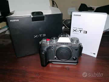 Fotocamera Fuji xt3 con impugnatura meike