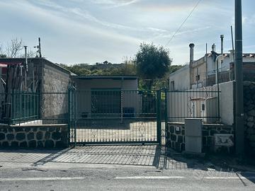 Proprietà fronte strada di circa 1000 mq