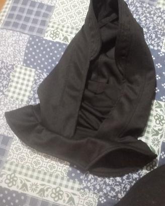 Cappuccio e scaldacollo nero