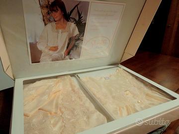 set  composto  da  vestaglia piu' camica da notte