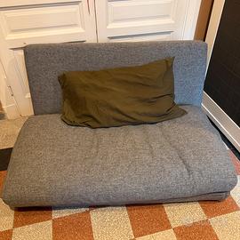 Divano letto da terra grigio.