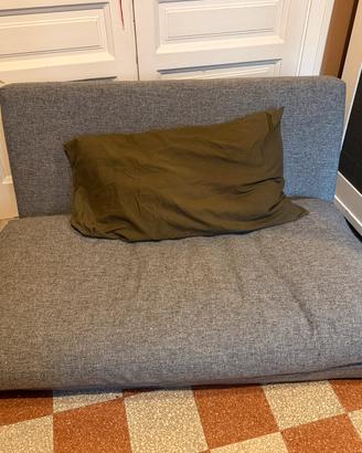 Divano letto da terra grigio.