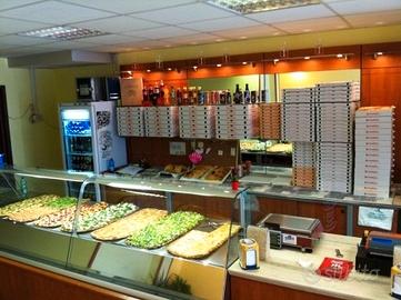 Pizzeria d'asporto con posti a sedere