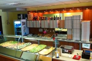 Pizzeria d'asporto con posti a sedere