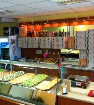 Pizzeria d'asporto con posti a sedere