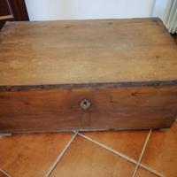 Cassapanca in legno antico con ruote