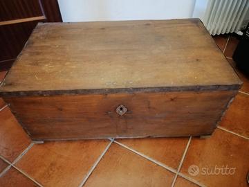 Cassapanca in legno antico con ruote