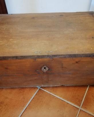 Cassapanca in legno antico con ruote