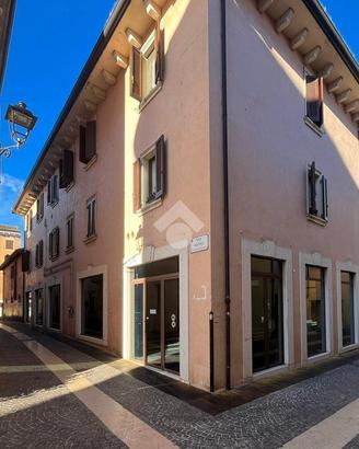 NEGOZIO A PESCHIERA DEL GARDA