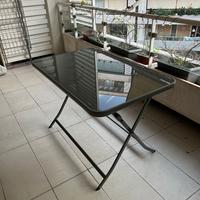 Tavolo in vetro grigio