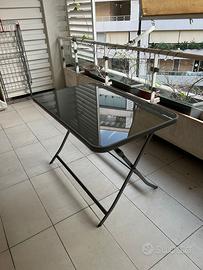 Tavolo in vetro grigio