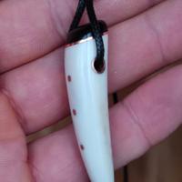 Ciondoli realizzati a mano con palco di cervo