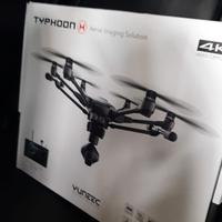 drone Typhoon H con il suo zaino e scatola