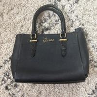 Borsa Guess nera vintage con logo dorato