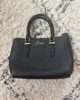 Borsa Guess nera vintage con logo dorato