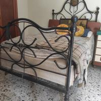 Camera da letto con letto in ferro battuto