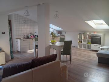 VIA IV NOVEMBRE adiacente mansarda trivano 90000