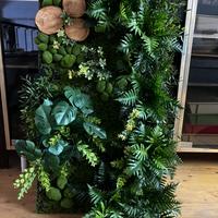 composizione di fiori finti decorativa