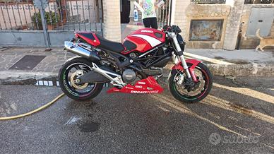 Moto Ducati Monster 696
