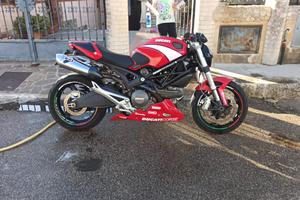 Moto Ducati Monster 696