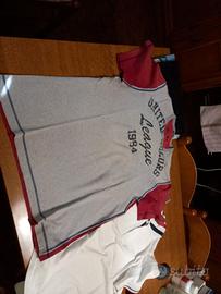 T-Shirt Benetton grigia e rossa con scritta nera