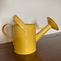 Annaffiatoio giallo in latta