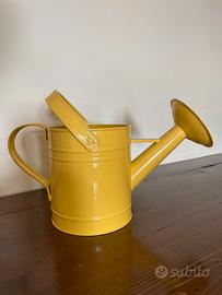 Annaffiatoio giallo in latta