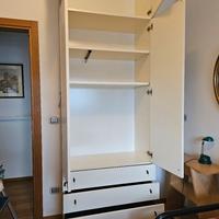 armadio bianco con doppia anta