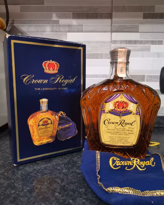 CROWN ROYAL WHISKY 1972 SEAGRAM BLENDED FINE OLD 
