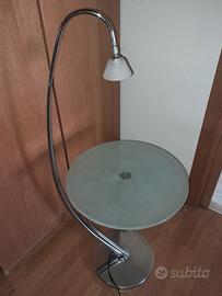 lampada da terra con tavolino integrato