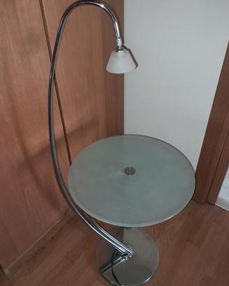 lampada da terra con tavolino integrato